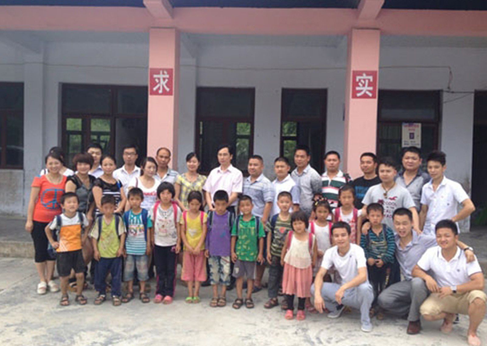 2013年6月泽富所党支部在江口县官和乡香兴村香心小学开展支部活动，为该校的留守儿童送去了课外书籍200余册，捐赠助学资金3000元