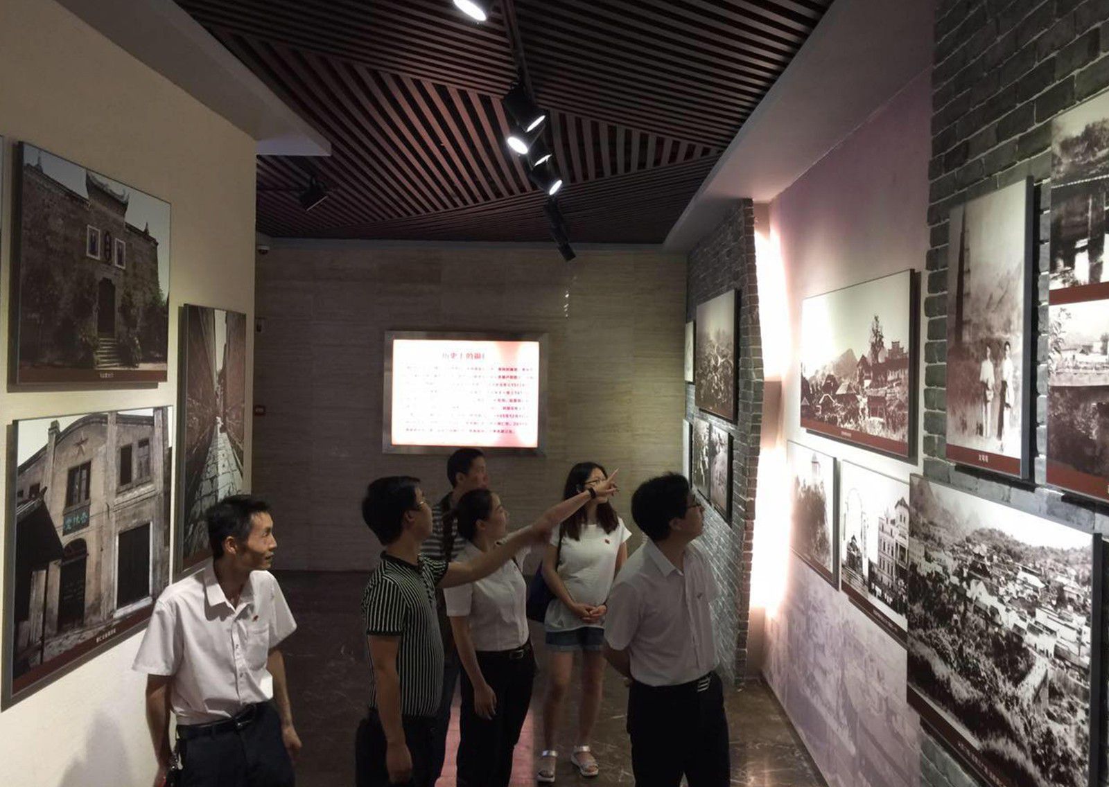 2016年7月1日建党95周年，泽富所支部全体党员参观周逸群烈士陈列馆。