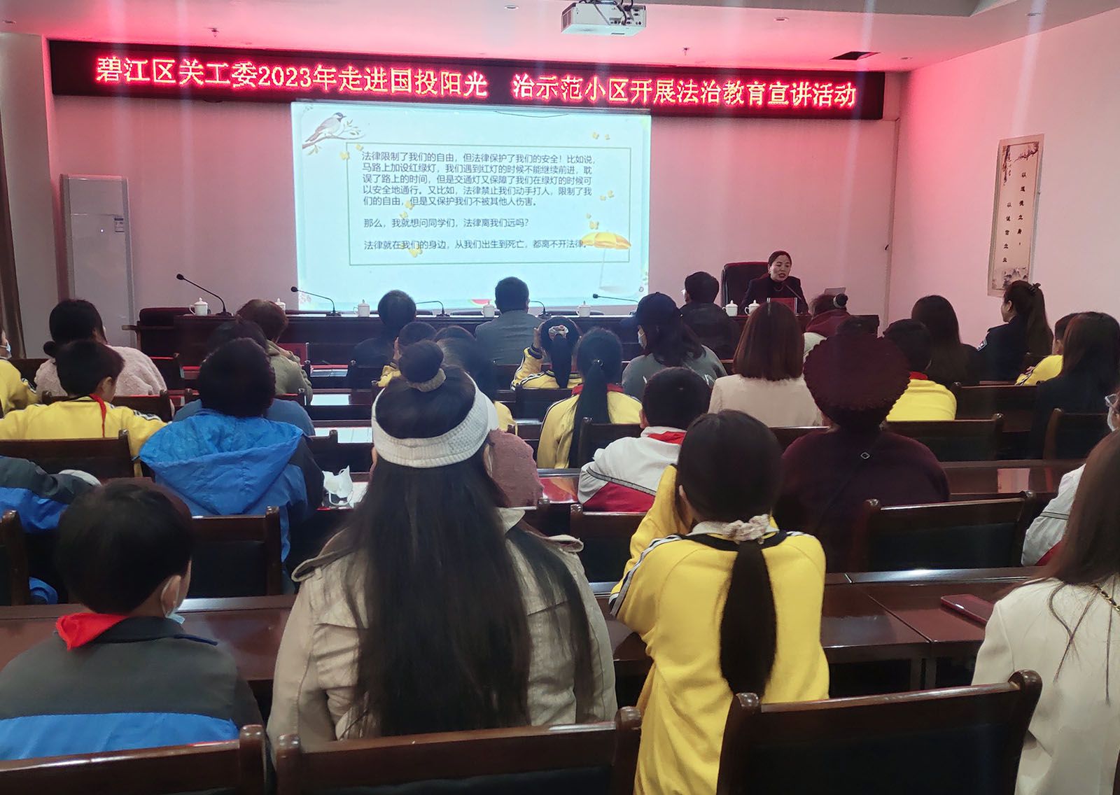 贵州泽富律师事务所肖天赐律师前往河西街道文笔峰社区法制示范小区开展法制教育宣传。